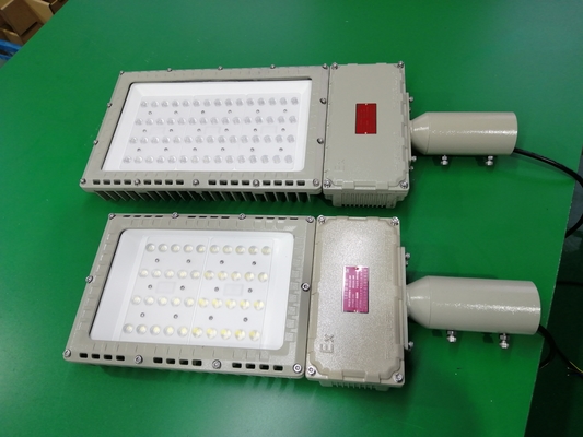 외부 폭발 방지 태양광 거리 조명 Ip66 100w 200w LED 홍수 조명 효율 130lm/w 5 년 보증