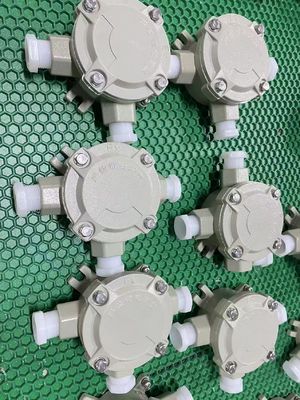 사용자 지정 장치 IP66 방수 ATEX 접합 상자 장치 불 retardant 전력 220V / 380V 주조 알루미늄 접합 상자