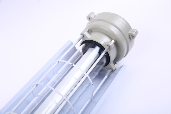 ATEX 폭발 방지 LED 선형 조명 장치 100lm/w IP66 습한 환경 21 및 22 구역에 대한 재해 저항성 Ex Db Eb IIC T6 Gb, Ex Tb IIIC T80°C Db 내구성