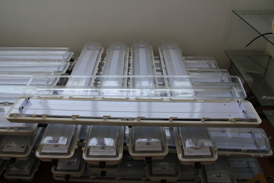 고효율 IP66 18W 36W 단일 / 듀얼 튜브 LED 선형 빛 방수 빛 Zone1 Zone2의 폭발 방지 램프